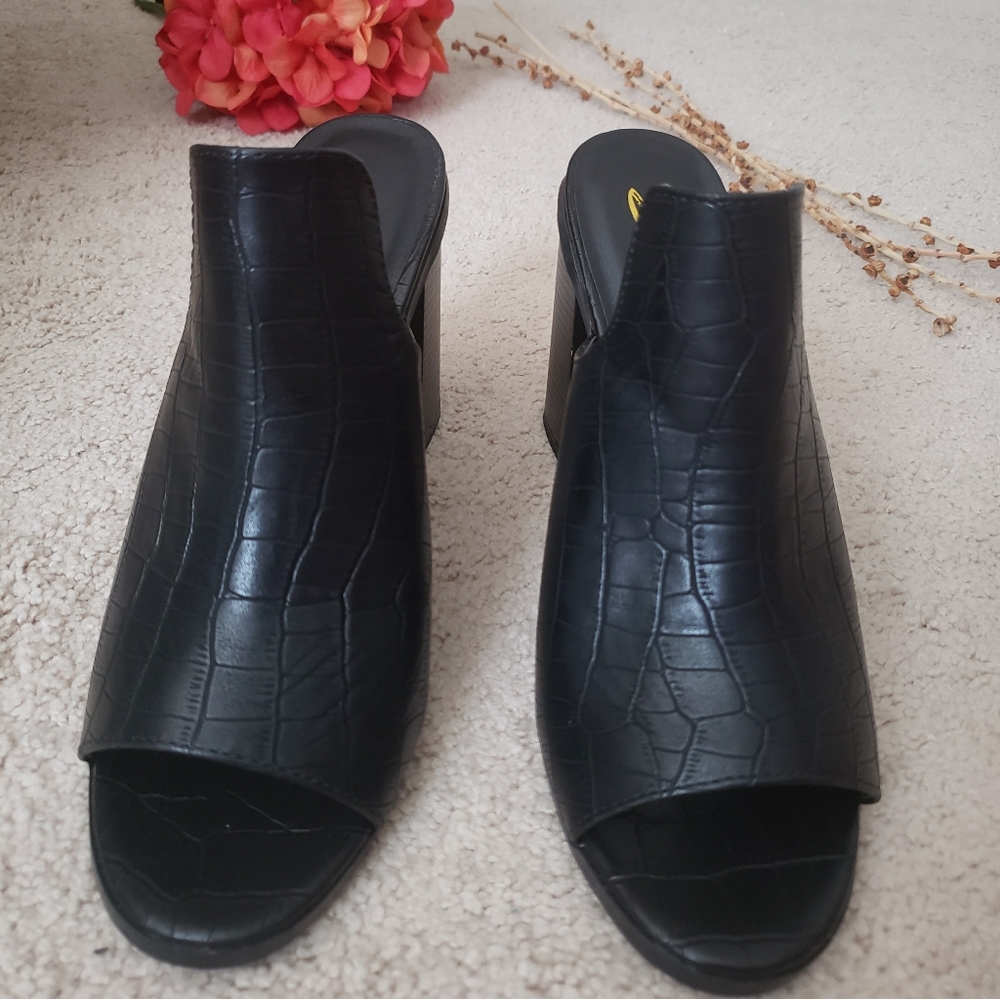 Shoes - Picture 2 of 6